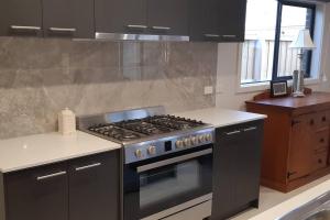 Η κουζίνα ή μικρή κουζίνα στο Homely and newly built place with a lot to do.