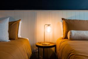 The Cobbler Hotel客房内的一张或多张床位