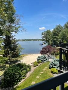 una vista sul lago dal balcone di una casa di Caribbean Club Resort a Wisconsin Dells