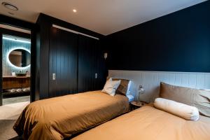 The Cobbler Hotel客房内的一张或多张床位