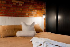 The Cobbler Hotel客房内的一张或多张床位