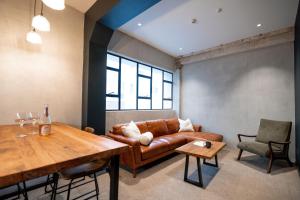 惠灵顿The Cobbler Hotel的带沙发和桌子的客厅