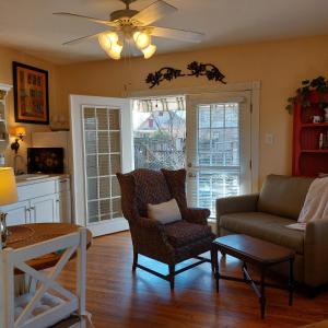 een woonkamer met een bank en een stoel bij Urban Cottages in Little Rock