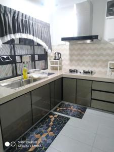 uma cozinha com um lavatório e uma bancada em Homestay Jalan Reko Bangi em Bandar Baru Bangi