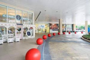 a mall with red balls in the middle of a room at Cozy 1 Bedroom in Makati City in Manila