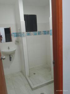 y baño con ducha y lavamanos. en Casa Shangai 3, en Santa Marta