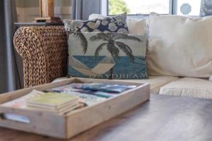 - une table basse avec un plateau sur un canapé dans l'établissement Relax at Kapakai Cottage 2-Bedroom Comfort with Full Kitchen & WD, à Kailua