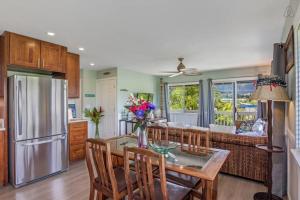 Il dispose d'une cuisine et d'un salon avec une table et un réfrigérateur. dans l'établissement Relax at Kapakai Cottage 2-Bedroom Comfort with Full Kitchen & WD, à Kailua