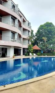 uma grande piscina em frente a um edifício em chawenglakeviewcondo em Koh Samui 