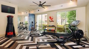 un gimnasio con un montón de equipos de ejercicio en una habitación en Modern SoCo CozySuites w 2 Pools #05 en Austin