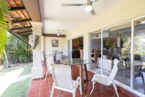 comedor con mesa y sillas en Villa Pelecanus Regis En Punta Pelícanos La cruz de Huanacaxtle Bucerias Vallarta, en Cruz de Huanacaxtle