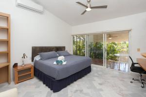 un dormitorio con una cama con un animal de peluche en Villa Pelecanus Regis En Punta Pelícanos La cruz de Huanacaxtle Bucerias Vallarta, en Cruz de Huanacaxtle