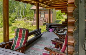 un porche con sillas y un sofá en una cabaña en 3 Bedroom Lovely Home In Arboga, en Arboga