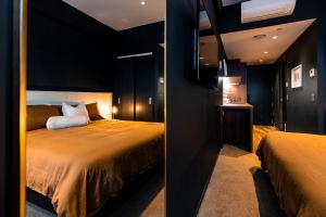 The Cobbler Hotel客房内的一张或多张床位