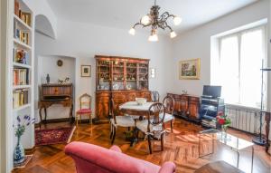 - un salon avec une table et des chaises ainsi qu'une salle à manger dans l'établissement Nice Apartment In Varese Ligure With 1 Bedrooms And Wifi, à Varese Ligure