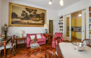 d'un salon avec un mobilier rose et une peinture murale. dans l'établissement Nice Apartment In Varese Ligure With 1 Bedrooms And Wifi, à Varese Ligure