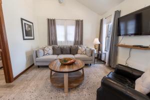 Afbeelding uit fotogalerij van Modern Luxury Bungalow steps from DT Activities in Rapid City