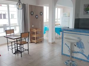 Televízia a/alebo spoločenská miestnosť v ubytovaní Apartamento en Roses cerca de la playa para 4 pers. con TV - ES-204-20
