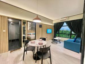 a living room with a table and chairs and a couch at JQ Jesselton Quay Homestay Near Suria Mall, Gaya Street, jetty by GoodTravelKK 善旅民宿 in Kota Kinabalu