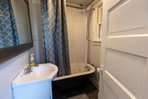 uma pequena casa de banho com um lavatório e uma banheira em Downtown 1 Bedroom Charmer - Walk, Bike, Enjoy!! em Rapid City