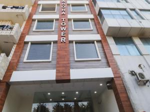 um edifício com uma placa de hotel em Capital O Jd Regency em Mohali