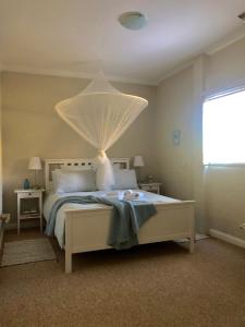 KurrajongにあるWillow Cottageのベッドルーム1室(ベッド1台、上部にライト付)