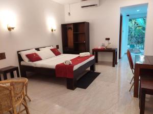 Rúm í herbergi á Lucky Beach Resort