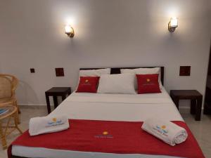Rúm í herbergi á Lucky Beach Resort