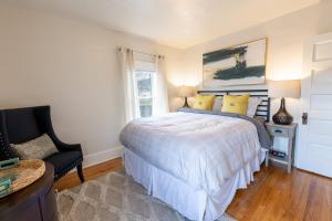 En eller flere senge i et værelse på Cozy 2 BDRM Vacation Rental - 1 Mile to Dtwn Rapid City
