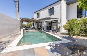 a swimming pool in the backyard of a house at Beautiful Home In Les Angles With 3 Bedrooms, Wifi And Outdoor Swimming Pool in Les Angles Gard