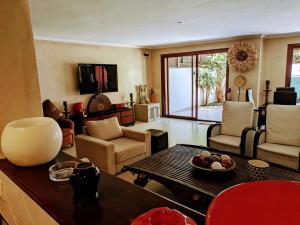 Duplex prestige hivernage في مراكش: غرفة معيشة مع أريكة وطاولة