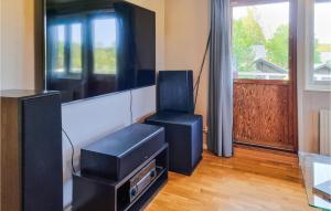 ein Wohnzimmer mit einem Lautsprecher und einem TV in der Unterkunft Nice Home In Grbo With Jacuzzi in Gråbo