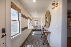 Posezení v ubytování Luxury Home w/ Private Patio Mins away from DT RC