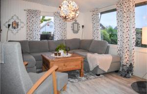 een woonkamer met een bank en een tafel bij 4 Bedroom Pet Friendly Home In Simrishamn in Simrishamn