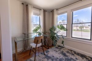 Posezení v ubytování Luxury Home w/ Private Patio Mins away from DT RC