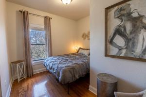 Postel nebo postele na pokoji v ubytování Luxury Home w/ Private Patio Mins away from DT RC
