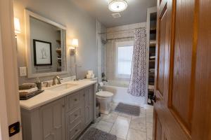 Koupelna v ubytování Luxury Home w/ Private Patio Mins away from DT RC