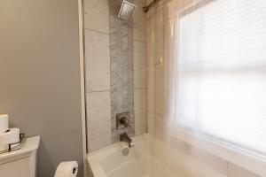 Koupelna v ubytování Luxury Home w/ Private Patio Mins away from DT RC