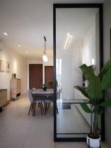 un salon avec une table et une salle à manger dans l'établissement Elegant Armadale Homestay With Pool at Galacity, à Kuching