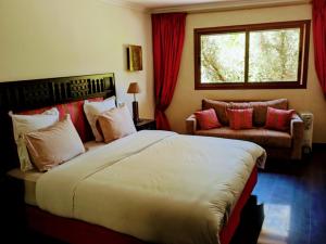 馬拉喀什的住宿－Duplex prestige hivernage，一间卧室设有一张大床和一个窗户。