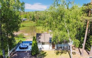 una vista aérea de una casa con patio en Nice Home In Grbo With Jacuzzi en Gråbo