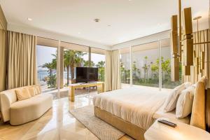 - une grande chambre avec un grand lit et une télévision dans l'établissement FIVE PALM 3-Bedroom Villa with Private Pool, à Dubaï