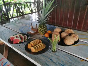 een tafel met verschillende soorten voedsel erop bij Capitan Morgan Homes & Tours in Pital