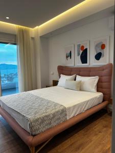 una camera da letto con un letto grande e una finestra di Rustemi a Sarandë