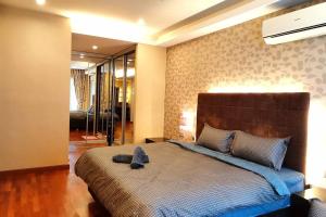 a bedroom with a bed with a hat on it at KLCC Luxurious 2 Floors Homestay 5BR for 15pax in Kuala Lumpur
