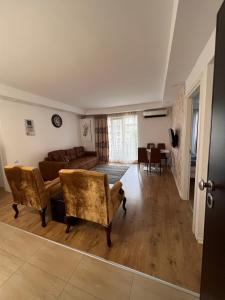 - un salon avec un canapé et des chaises dans l'établissement Feliz dia, à Ştefăneştii de Jos