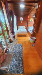 1 dormitorio con 1 cama y 1 mesa en una habitación en Areeya phubeach resort wooden house, en Ban Chong Phli
