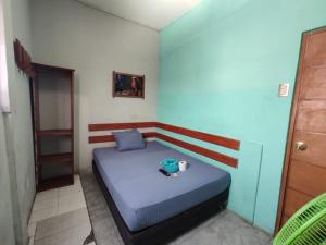 ein kleines Schlafzimmer mit einem Bett in einem Zimmer in der Unterkunft SELVA VIVA IQUITOS in Iquitos
