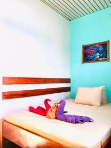 due peluche sedute sopra un letto di SELVA VIVA IQUITOS a Iquitos