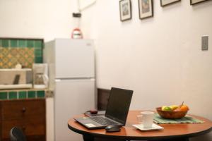 un ordinateur portable assis sur une table dans une cuisine dans l'établissement Casita La Pila, à Antigua Guatemala